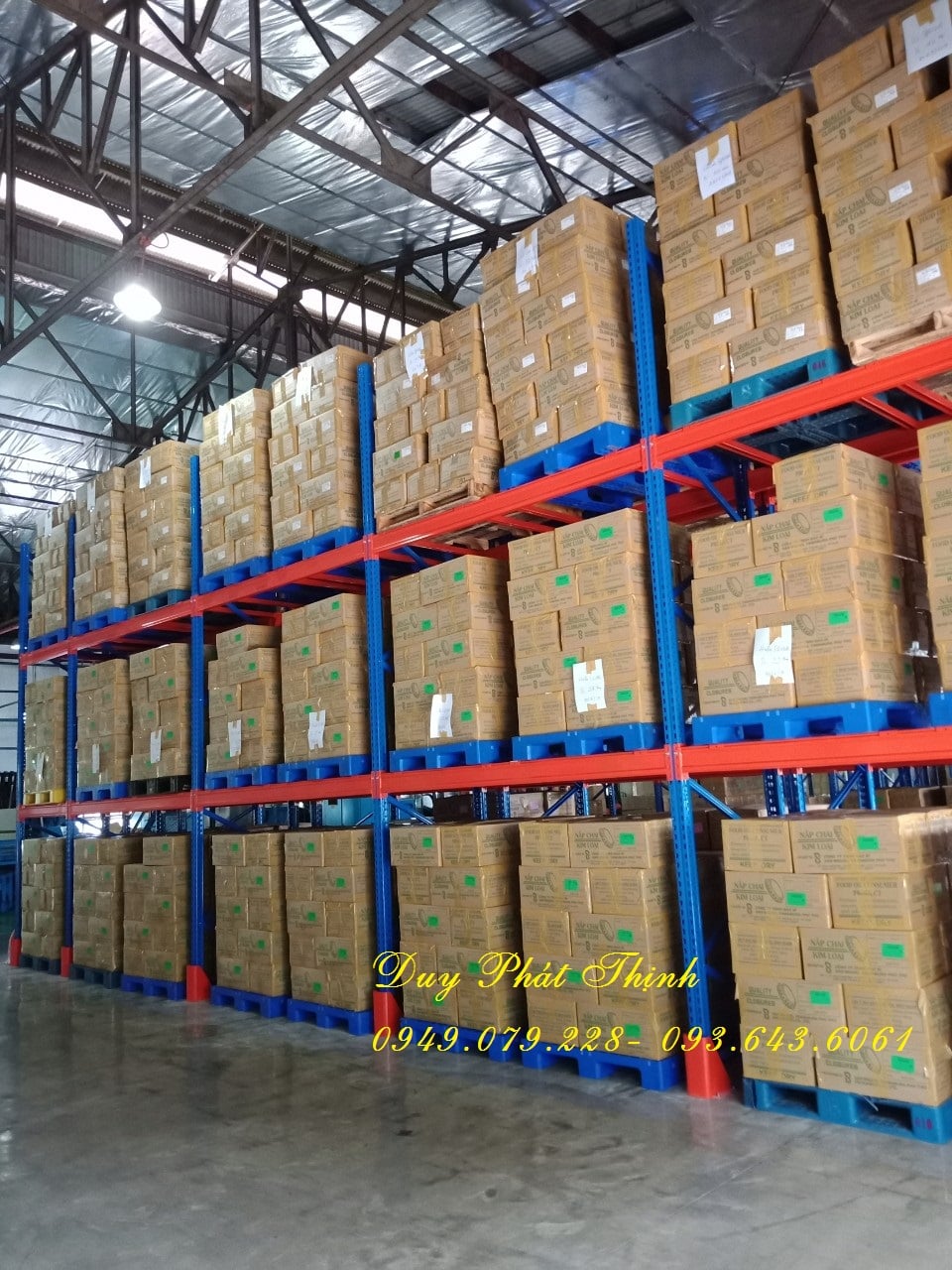Mẫu kê chứa hàng siêu thị